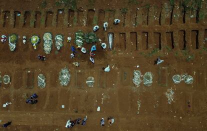 Una vista aérea del entierro de una víctima de covid-19 en un cementerio en São Paulo. Brasil supera los 200.000 fallecidos por coronavirus a la espera de un plan de vacunación.