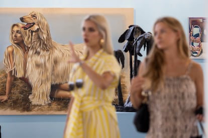 Dos visitantes en Contemporary Art Now (CAN), la feria de arte contemporáneo celebrada entre el 13 y el 17 de julio en Ibiza.