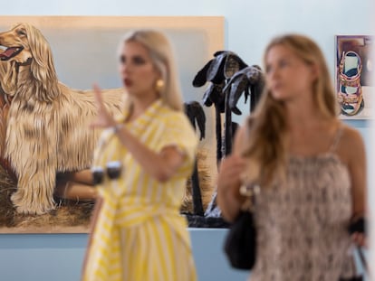 Dos visitantes en Contemporary Art Now (CAN), la feria de arte contemporáneo celebrada entre el 13 y el 17 de julio en Ibiza.