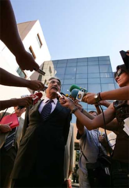 José Manuel Medina, alcalde de Orihuela, responde a los periodistas al entrar en los juzgados de la localidad.