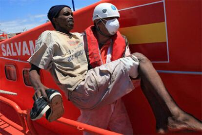 Un inmigrante es transportado hasta el puerto de MOrrojable, en Fuerteventura, tras pasar dos días a la deriva.