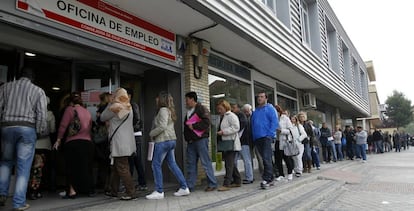 Decenas de personas, ante una oficina de empleo en Vallecas.