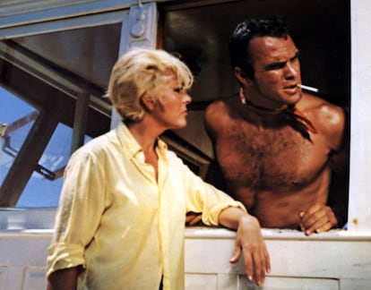 Silvia Pinal y Burt Reynolds en la película 'Shark', filmada en 1969 y dirigida por Sam Fuller.