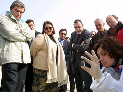 La ministra de Medio Ambiente, Elvira Rodríguez, en la Costa da Morte