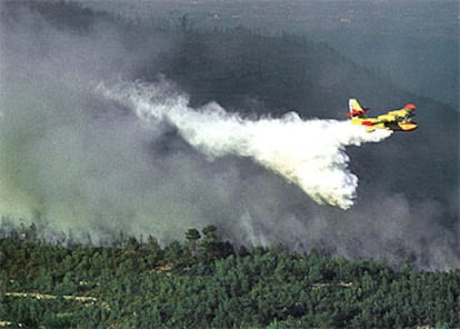 Un hidroavión, durante las tareas de extinción del incendio de Alcover.