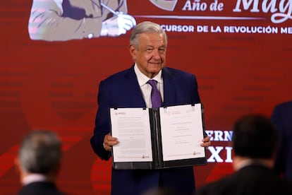 El presidente de México, Andrés Manuel López Obrador, posa tras firmar el plan antiinflación en el Palacio Nacional, en Ciudad de México, el 3 de octubre de 2022.