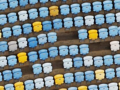 El abandono del principal palco de las hazañas y batacazos del fútbol brasileño reside en el conflicto entre empresas que intercambian acusaciones mientras se cruzan de brazos: por un lado, el Comité Río 2016, y por el otro, la administradora del estadio, Maracaná S.A., empresa de la constructora Odebrecht, una de las responsables de su reforma y protagonista del mayor escándalo de corrupción de Brasil.