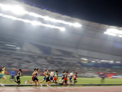Los atletas compiten en la prueba de 1500 en Doha.