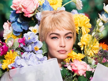 Moschino convierte a sus modelos en gigantescos ramos de flores