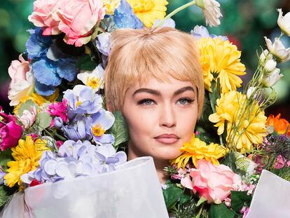 Moschino convierte a sus modelos en gigantescos ramos de flores