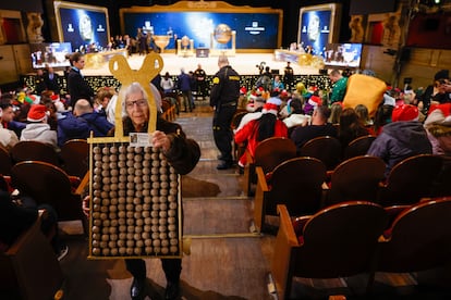 Manoli con su disfraz de tablero y con las bolas de la Lotería de Navidad.