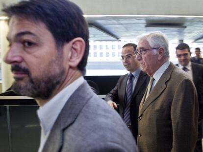 Oriol Pujol, en primer término, y el diputado Jordi Turull flanqueando la entrada de Daniel Osácar, ayer, en la Ciudad de la Justicia.