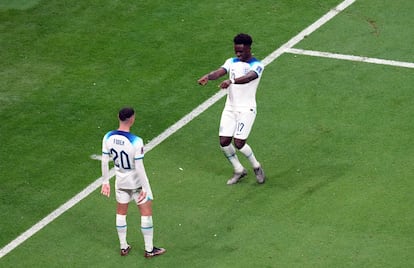 Saka (derecha) celebra con Foden su gol este domingo durante el partido entre Inglaterra y Senegal en el estadio Al Bayt, en Jor.