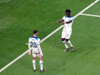 Saka (derecha) celebra con Foden su gol este domingo durante el partido entre Inglaterra y Senegal en el estadio Al Bayt, en Jor.