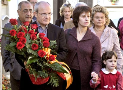 José Montilla, junto a la hija y la nieta del socialista Ernest Lluch, durante la ofrenda floral.