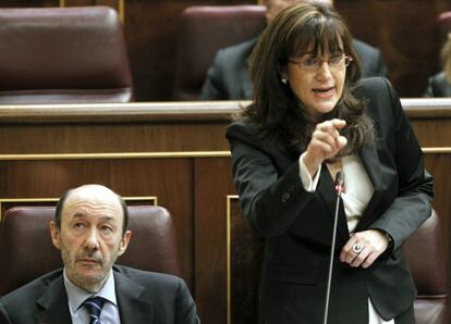 Soraya Rodríguez y Alfredo Pérez Rubalcaba, en el Congreso.