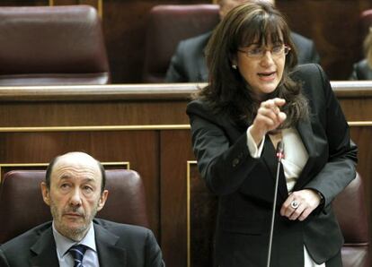 Soraya Rodr&iacute;guez y Alfredo P&eacute;rez Rubalcaba, en el Congreso.