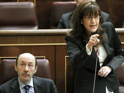 Soraya Rodr&iacute;guez y Alfredo P&eacute;rez Rubalcaba, en el Congreso.