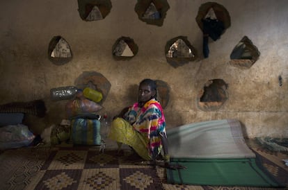 Una mujer mira a la cámra en una zona donde siguen los conflictos debido a la violencia sectaria entre cristianos y musulmanes, cerca de Bangui en la República Centroafricana.