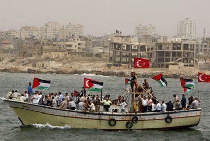 Un grupo de palestinos protesta frente a las costas de Gaza por el ataque israelí a la flotilla de ayuda humanitaria.
reuters