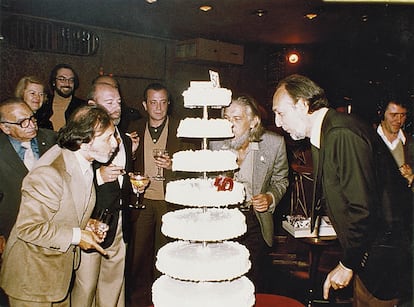 Serrat con unos amigos. 