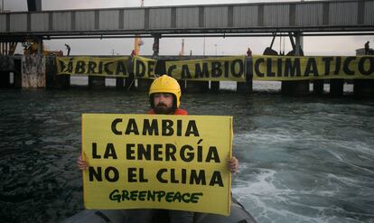 Los activistas de Greenpeace en el muelle de la central térmica de Los Barrios (Cádiz).