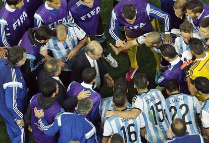 Los jugadores de la selecci&oacute;n argentina escuchan las indicaciones de su seleccionador Alejandro Sabella al inicio de la pr&oacute;rroga.