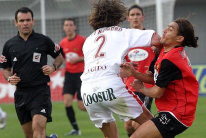 Navarro, del Sevilla, golpea a Arango, del Mallorca, en 2005.