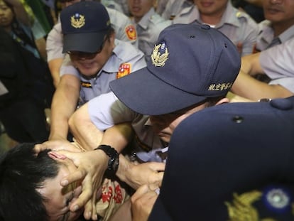 Policías de Taiwán, durante una protesta contra China el miércoles