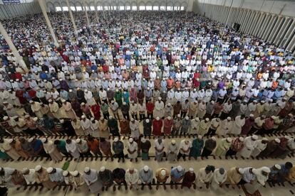 Musulmanes rezan en el primer viernes del ramadán en Daca (Bangladés).