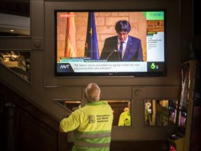 Puigdemont no ejerció, valiente, su deber de decidir; lo traspasó al Parlament. Arguye que no tuvo garantías, pero su bloque quebró y la calle le llamó traidor