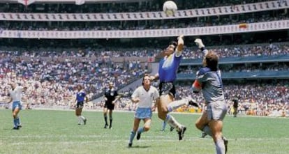 La famosa jugada de la "mano de Dios" de Maradona, que terminó siendo un gol válido, podía haber sido justamente anulada si se hubiese revisado con la televisión. ¿Habríamos arruinado una leyenda? Sí, pero se habría hecho justicia.