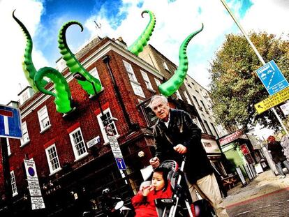 El pulpo hinchable gigante sale por las ventanas de un edificio en Londres.