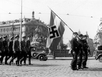 Llegada a Madrid del Equipo Artístico-Deportivo de las Juventudes Hitlerianas a su paso por la plaza de Cibeles. en 1941.