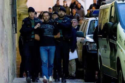 Agentes de la Guardia Civil trasladan al serbio Norbert Feher, acusado del asesinato de dos guardias civiles y un ganadero en Teruel, a su salida de los juzgados de Alcañiz (Teruel) tras prestar declaracion ante el juez, el 17 de diciembre.