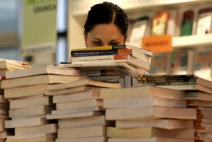 Una visitante de la última Feria del Libro de Buenos Aires, rodeada de volúmenes.