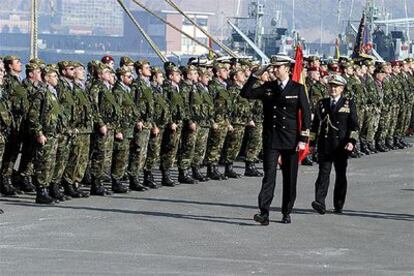 Don Felipe pasa revista en el puerto de Alicante a los 240 soldados, que llegarán a Sumatra el 2 de febrero.