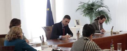 El presidente del Gobierno, Pedro Sánchez (en el centro), que preside la reunión de Consejo de Ministros, junto al vicepresidente Pablo Iglesias (3d) y la vicepresidenta, Carmen Calvo (2i), la titular de Economía, Nadia Calviño, y la de exteriores, Arancha González Laya (de espaldas).