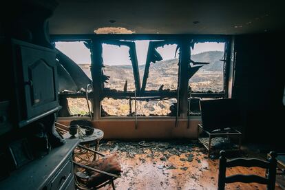 Interior de una casa de Bejís (Castellón) afectada por un incendio forestal, en agosto de 2022.
