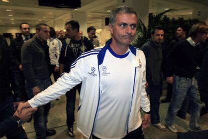 José Mourinho, camino de la sala de prensa.