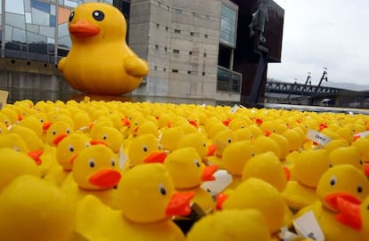 Un pato gigante y centenares pequeños para anunciar la iniciativa.
