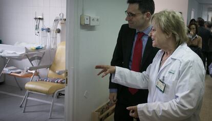 El director del CatSalut, David Elvira, visita las nuevas instalaciones de la Unidad de Salud Mental Perinatal del Clínic junto a la coordinadora del servicio, Lluïsa García
