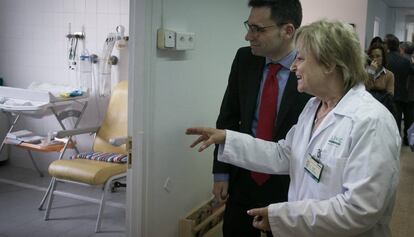 David Elvira visita la unitat de salut mental perinatal del Clínic.