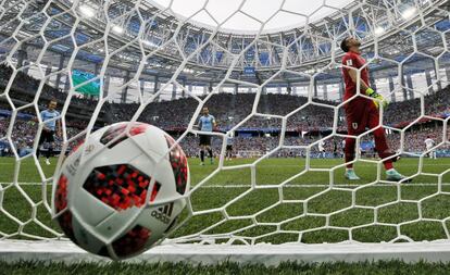 O goleiro uruguaio Fernando Muslera após falhar em pegar ataque de Griezmann.