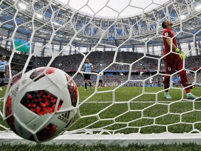 O goleiro uruguaio Fernando Muslera após falhar em pegar ataque de Griezmann.