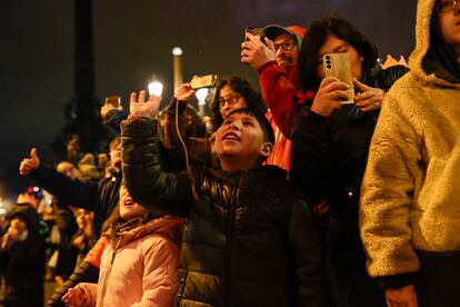 Un niño espera que tiren caramelos en la Cabalgata de los Reyes Magos de Oriente de Barcelona, el 5 de enero de 2024.