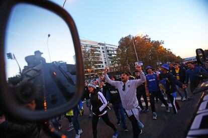 Medidas de seguridad alrededor del estadio Santiago Bernabéu previo a la final de la Copa Libertadores.