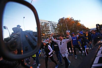 Medidas de seguridad alrededor del estadio Santiago Bernabéu previo a la final de la Copa Libertadores. 