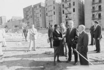 Fotografía cedida por la presidencia del Bronx este 5 de enero de 2014, que muestra al entonces presidente estadounidense, Jimmy Carter (2d), durante una visita a la deprimida zona del sur del Bronx en Nueva York (EEUU), en octubre de 1977.