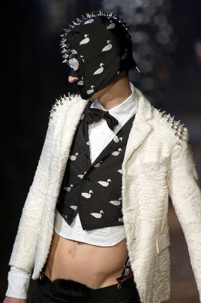 La inspiración de Thom Browne para otoño/invierno 2012 son, de acuerdo con las notas de su desfile, las películas de miedo y el punk. De ahí que los hombres con cuerpos agigantados por refuerzos de fútbol americano (¿nuevas criaturas de Frankenstein?) se opusieran a otros con prendas demasiado pequeñas por las que sus cuerpos rebosaban. Toda clase de bordados y apliques decoraban las prendas (había hasta pinchos en una máscara de cuero). El resultado tan rico en materiales como perturbador.